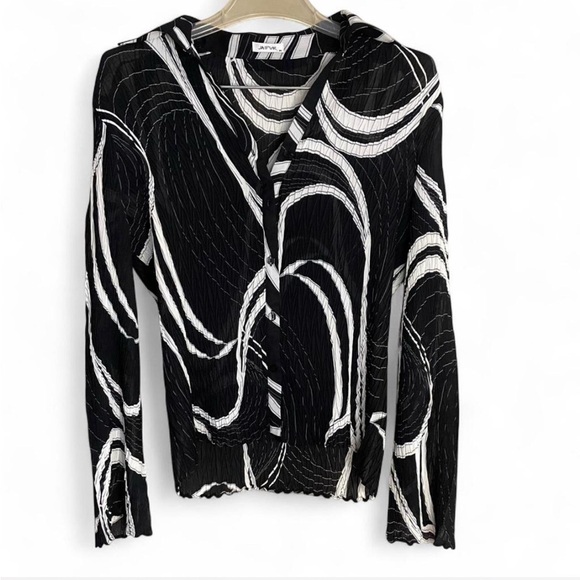 Jaipur Tops - Vintage Jaipur Sheer Crinkle Collared Black and White Button Down Blouse